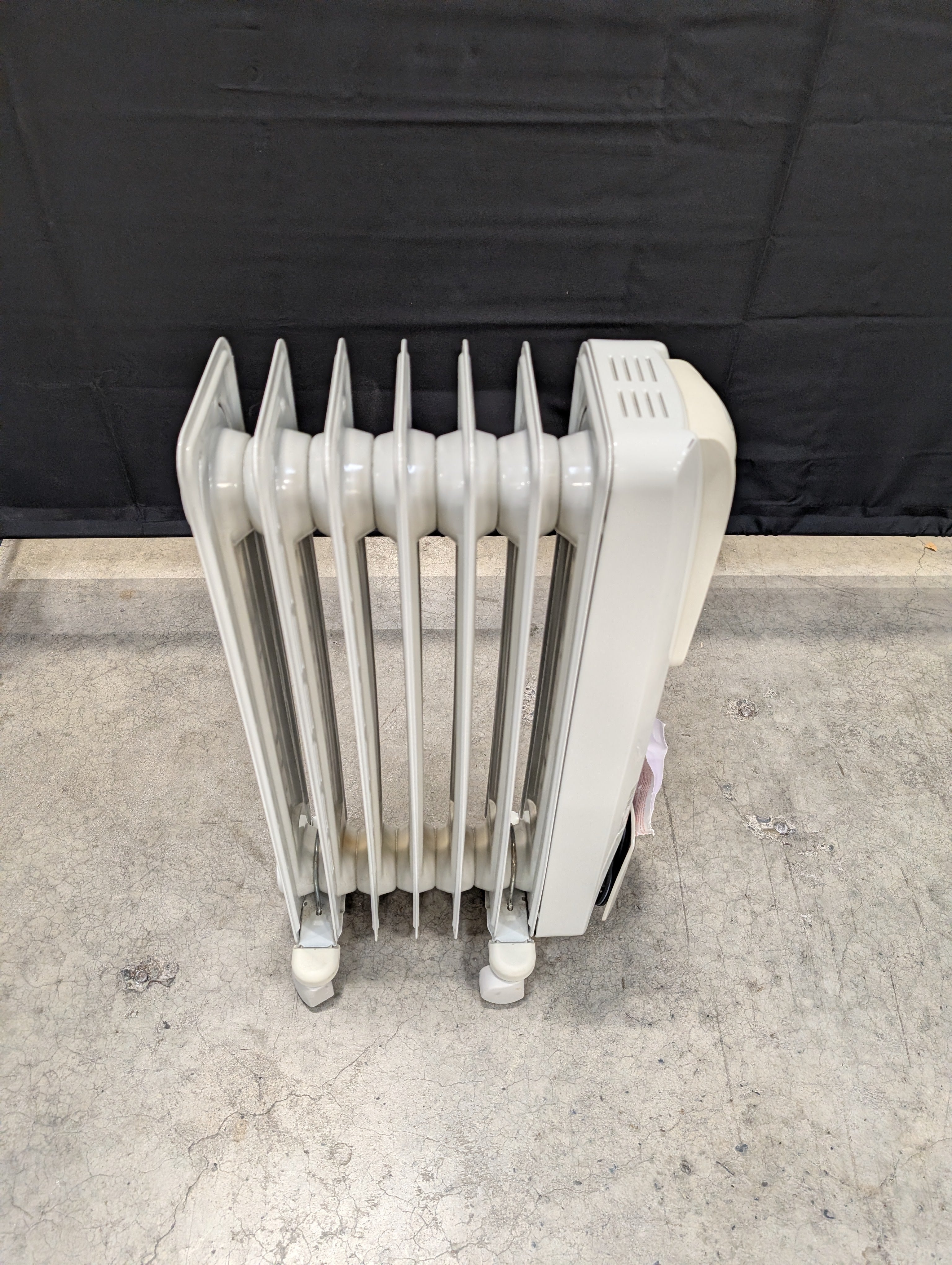 DeLonghi SAFEHEAT Portable Oil-Filled Radiator Heater with Thermostat Control
