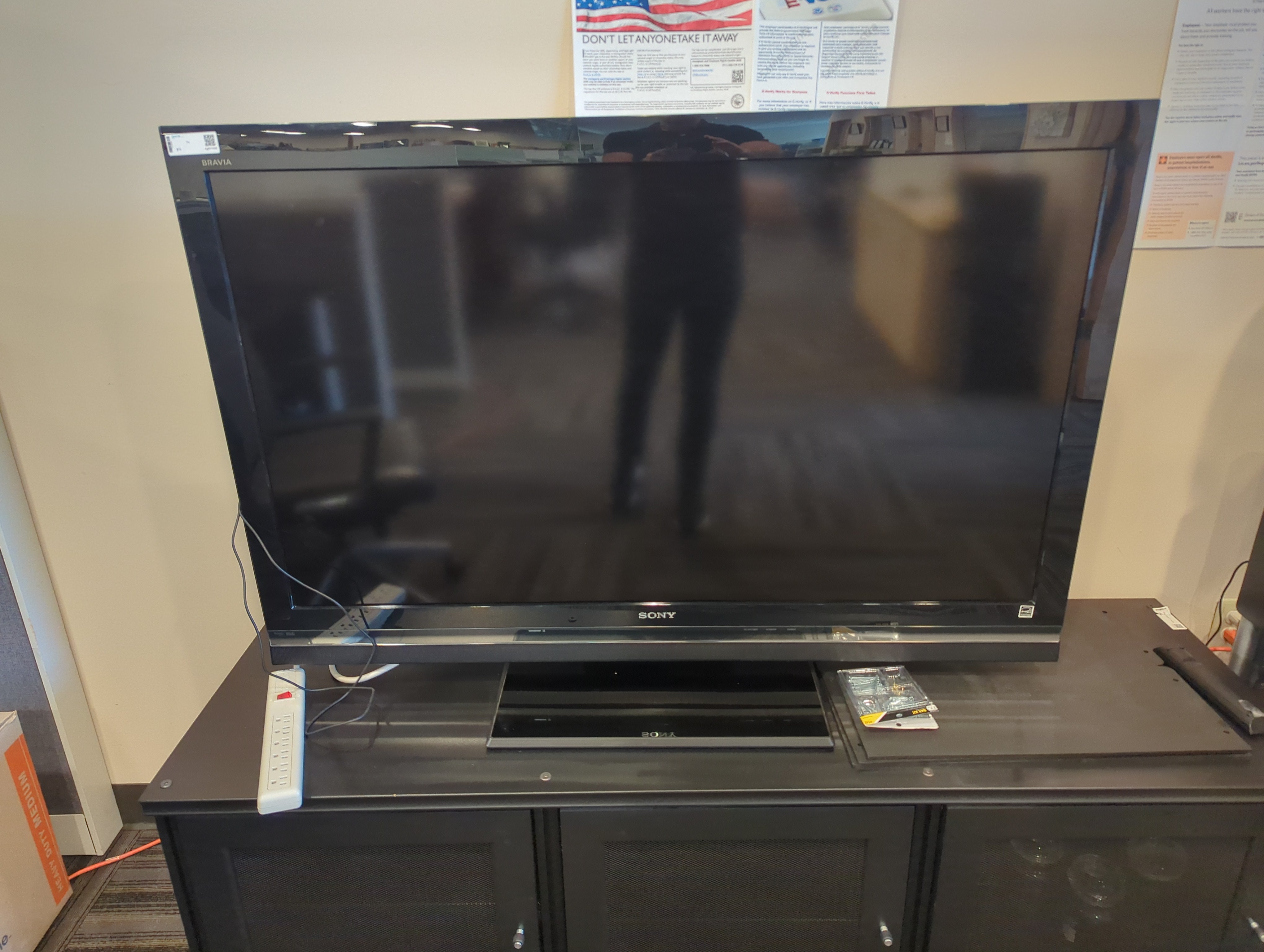 Sony Bravia 53” LCD Digital Color TV (KDL-52V5100)