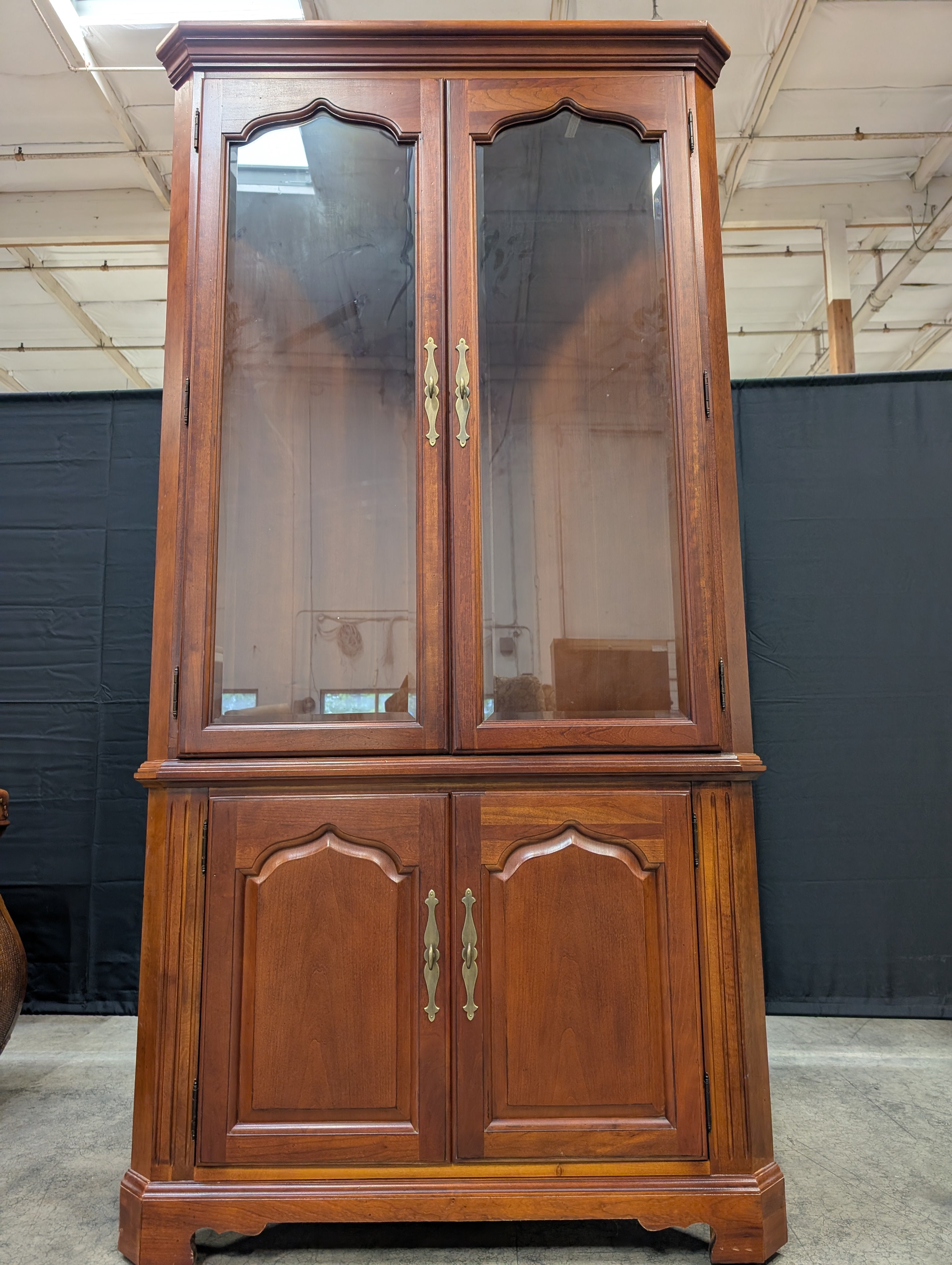 Thomasville Stately Cherry Tone Corner Display Hutch