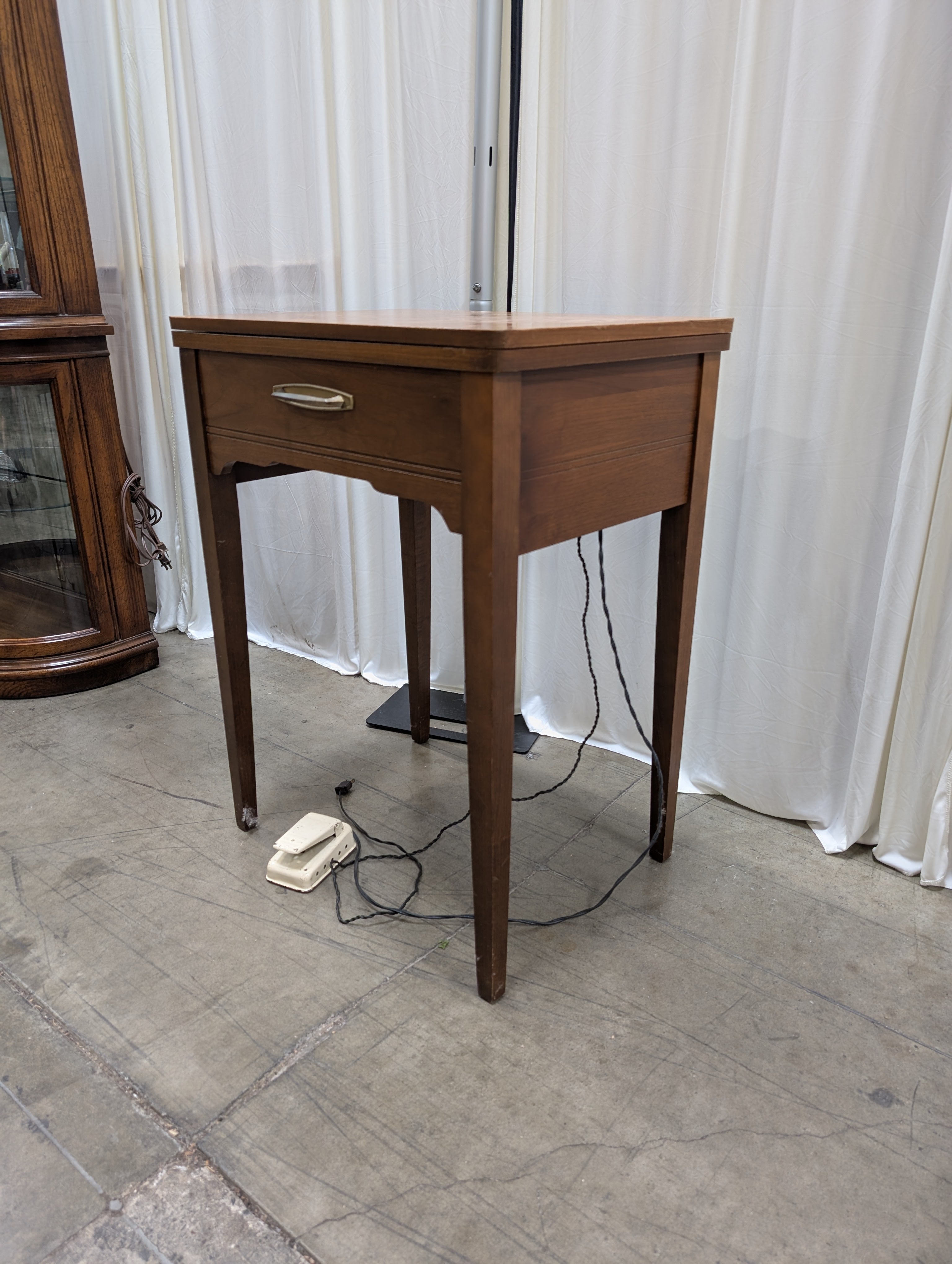 Vintage Wood Singer Sewing Machine Cabinet with Folding Leaf