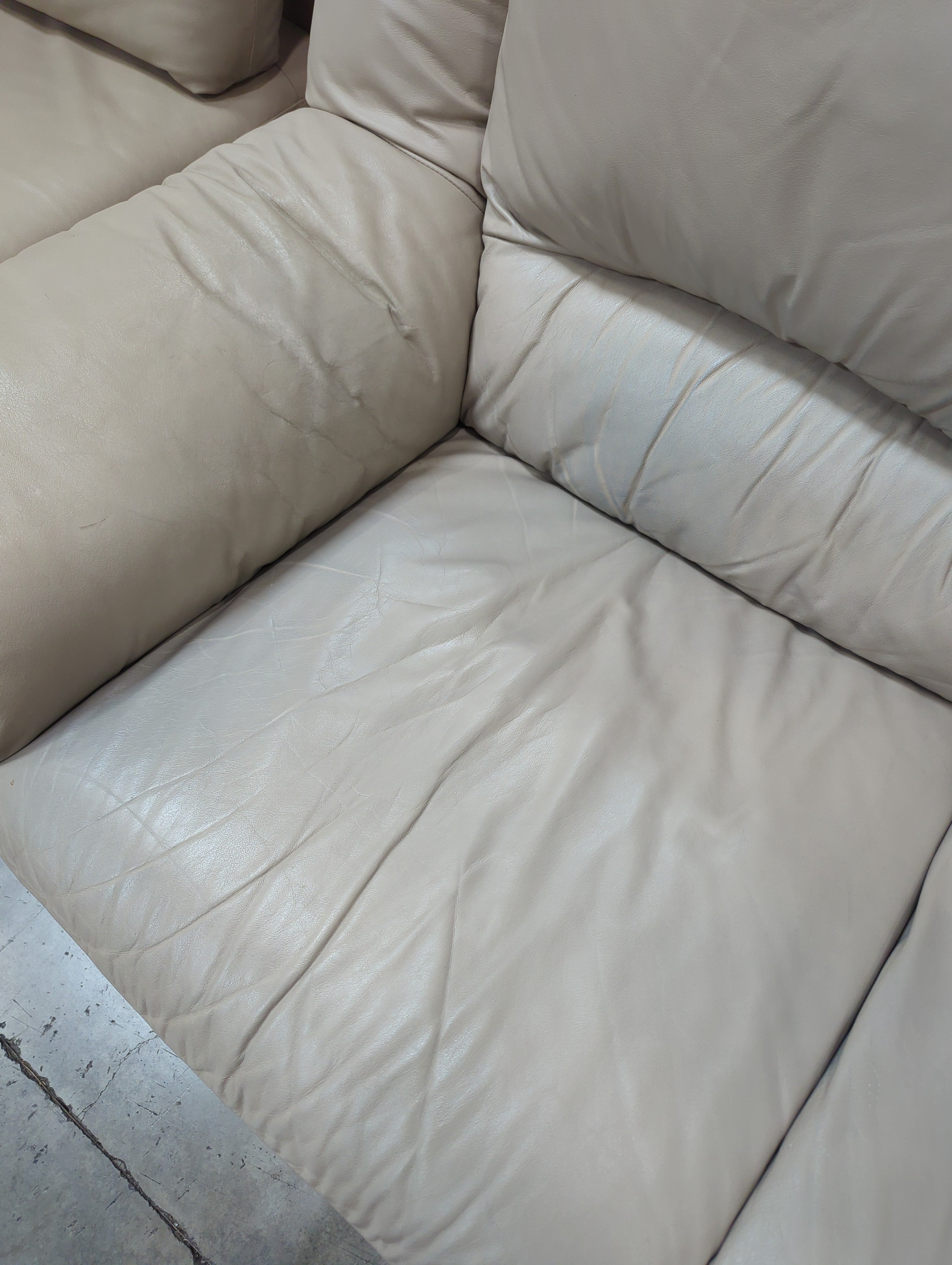 Spacious Three-Seater Sofa with Rolled Arms