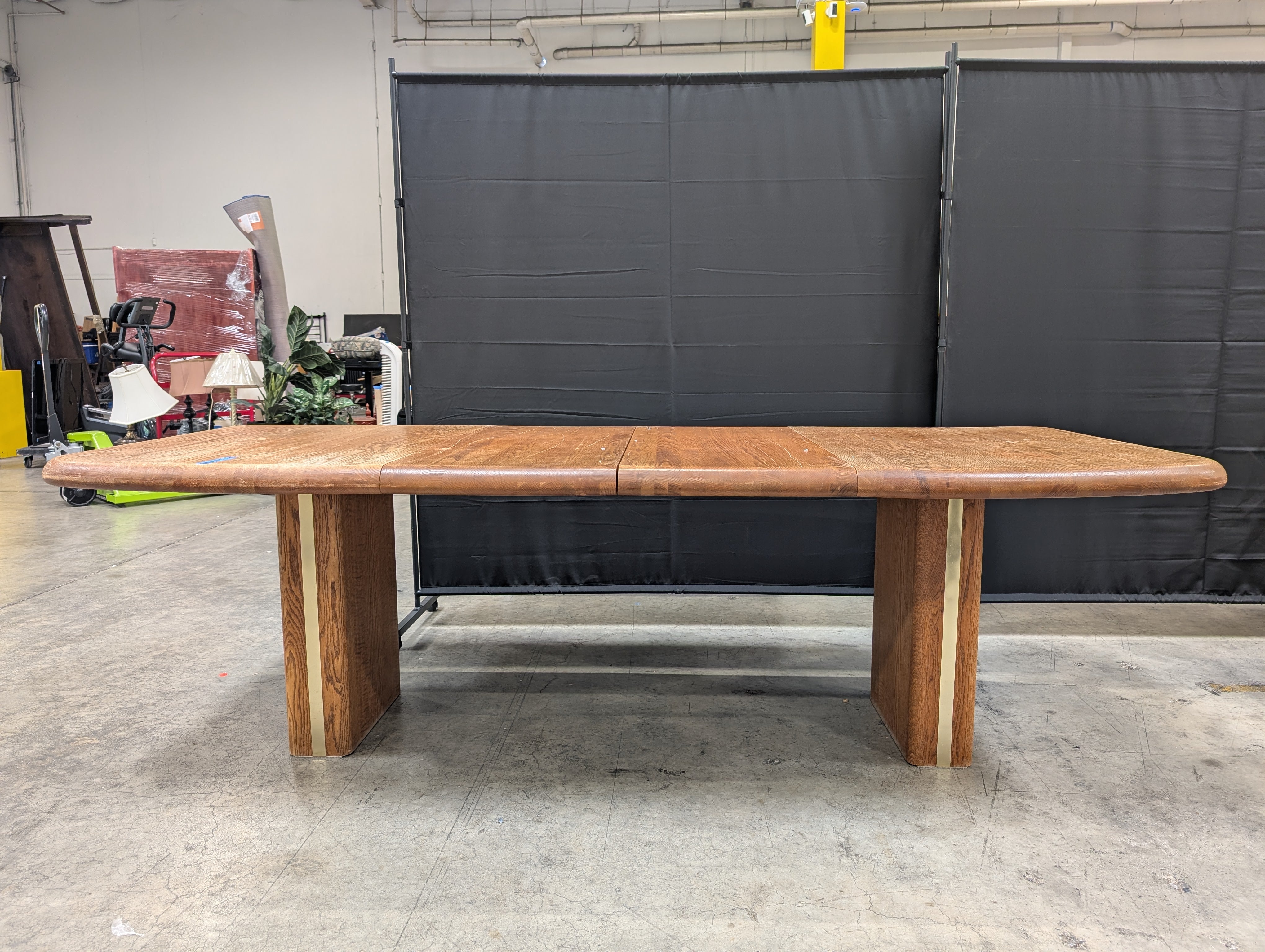 Vintage Rounded Pedestal Dining Table in Oak Wood