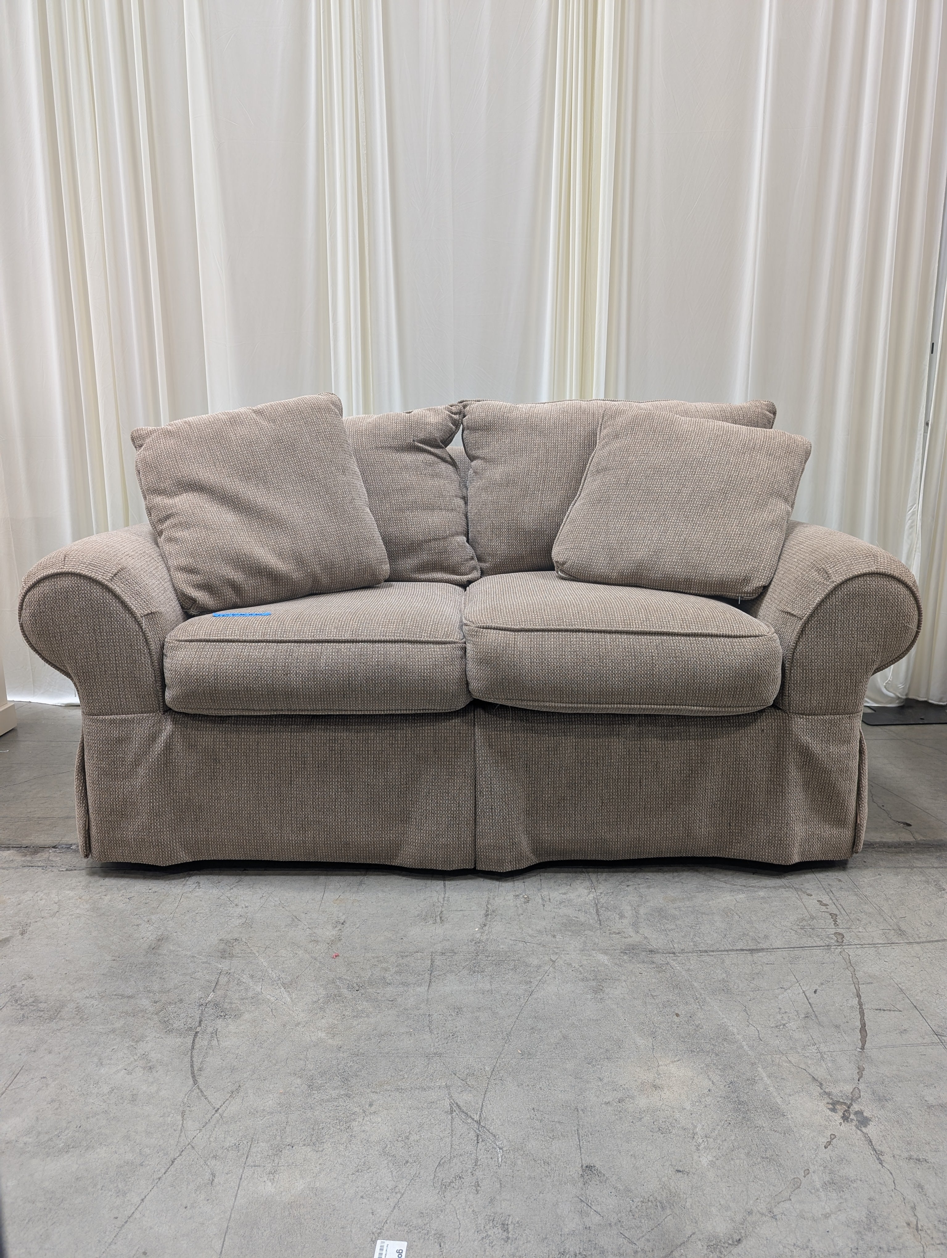 Sealy Furniture Woven Fabric Loveseat with Accent Pillows