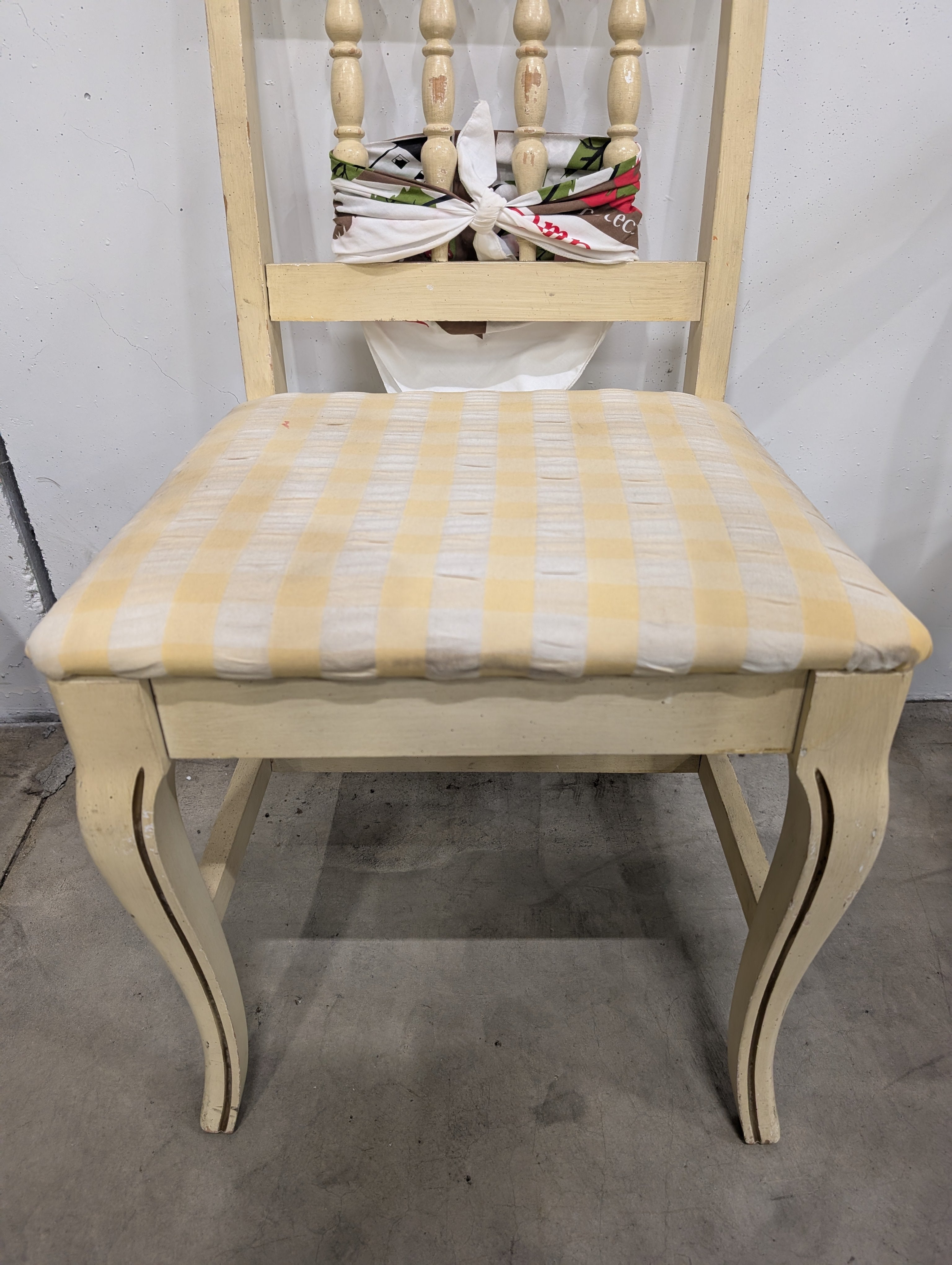 Farmhouse Style Cream Spindle Back Chair with Plaid Seat