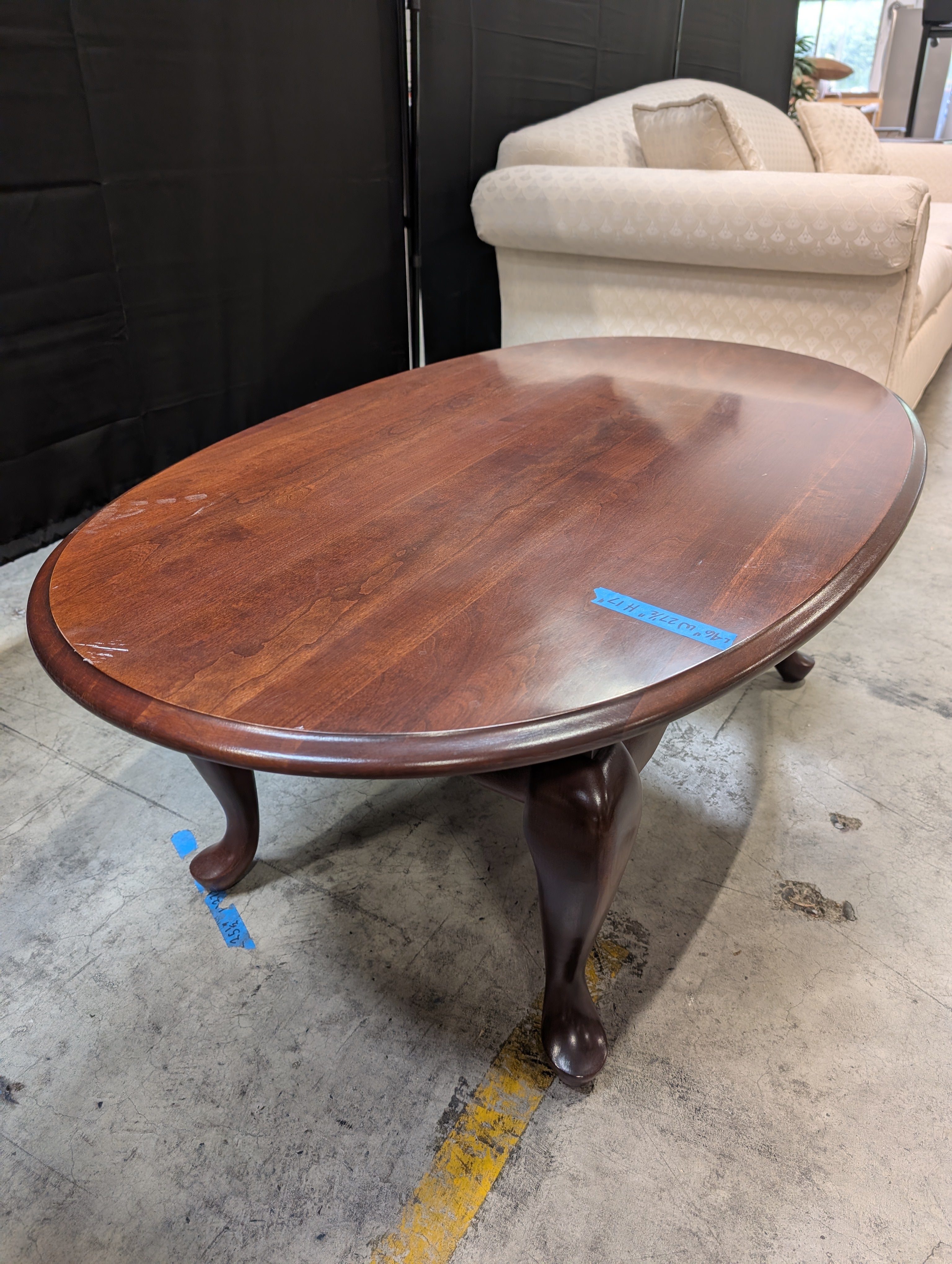 Traditional Oval Hardwood Coffee Table with Cabriole Legs