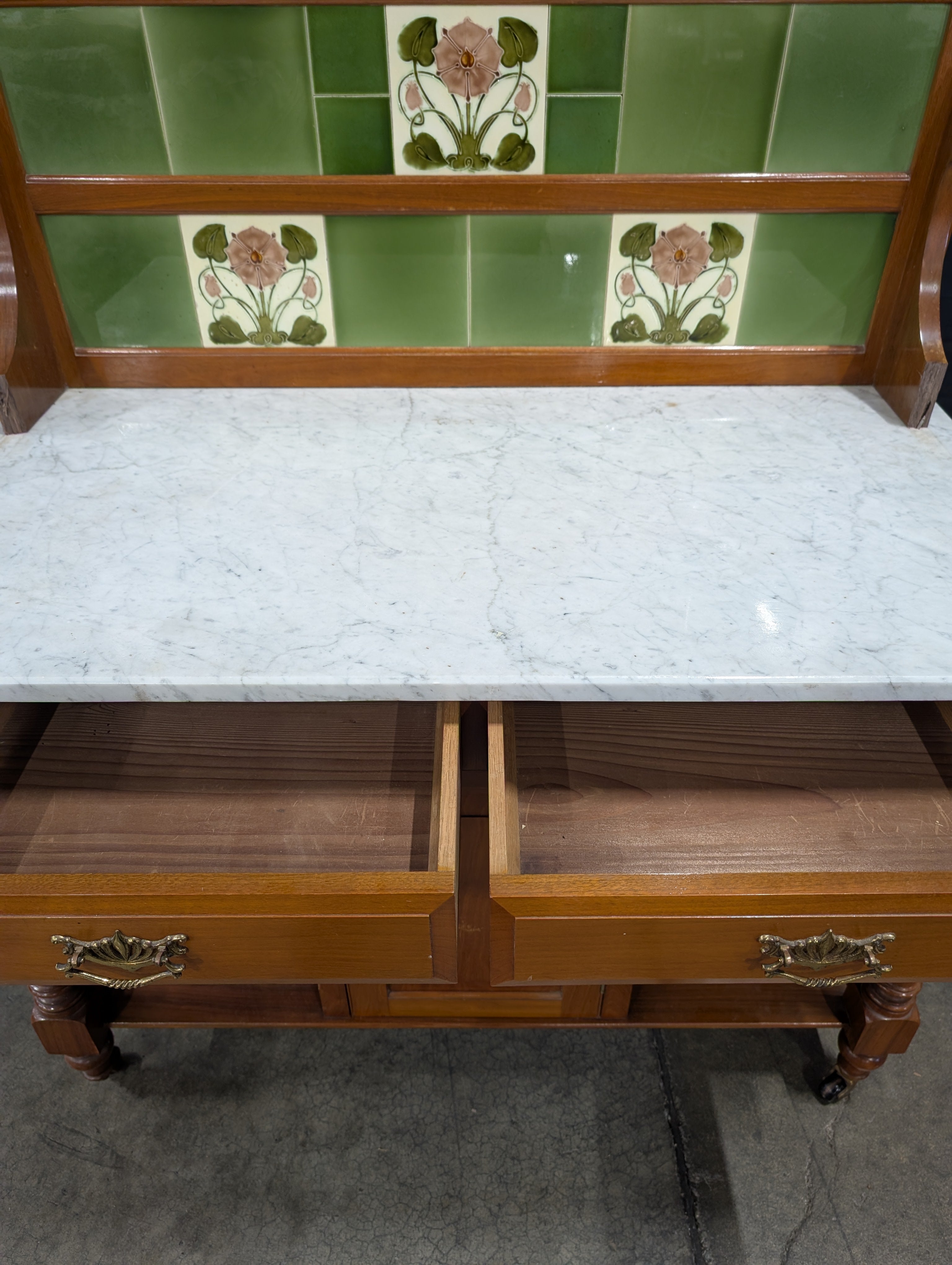 A. De Gruchy & Co. Ltd Old Victorian Washstand