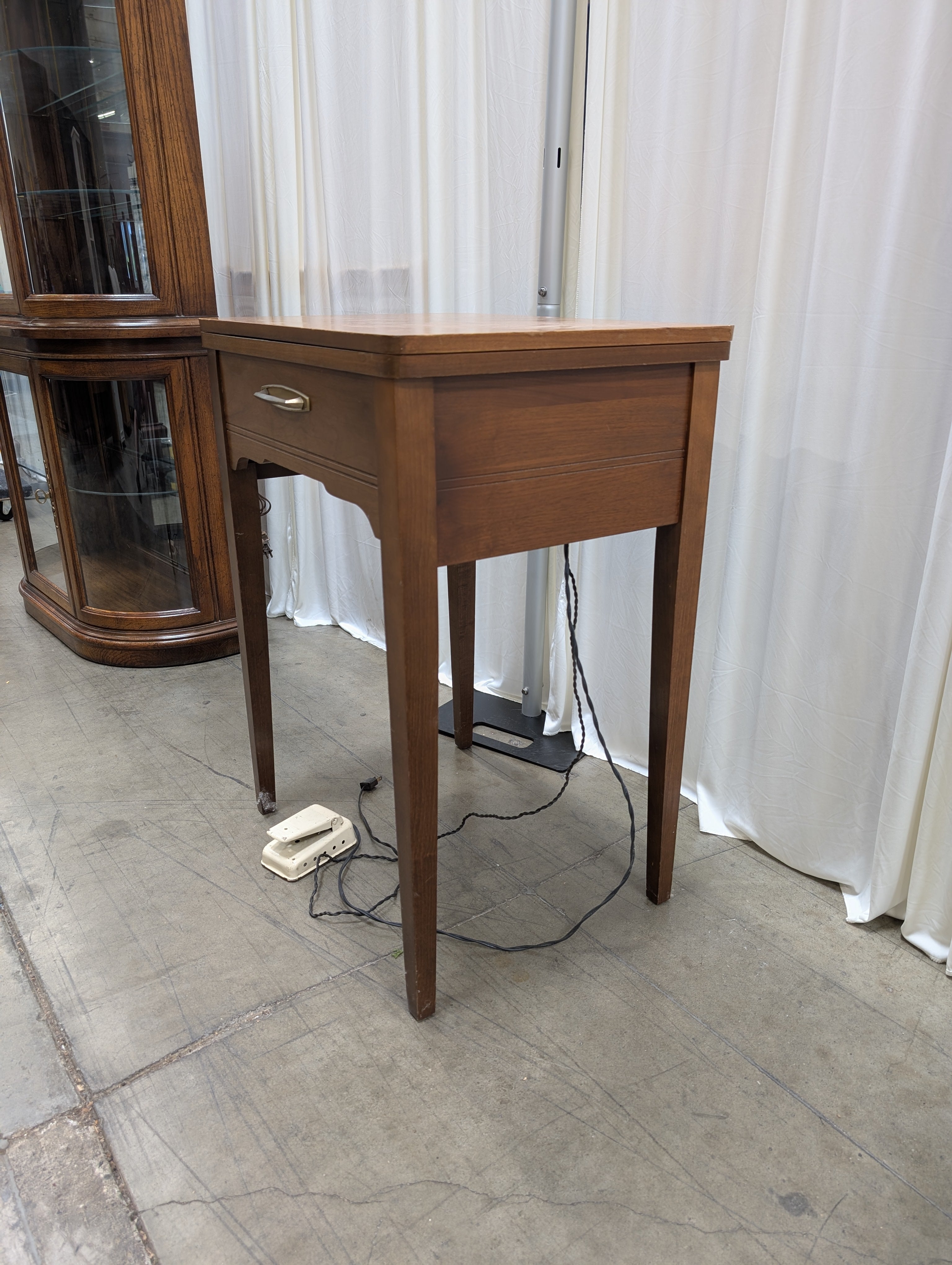 Vintage Wood Singer Sewing Machine Cabinet with Folding Leaf