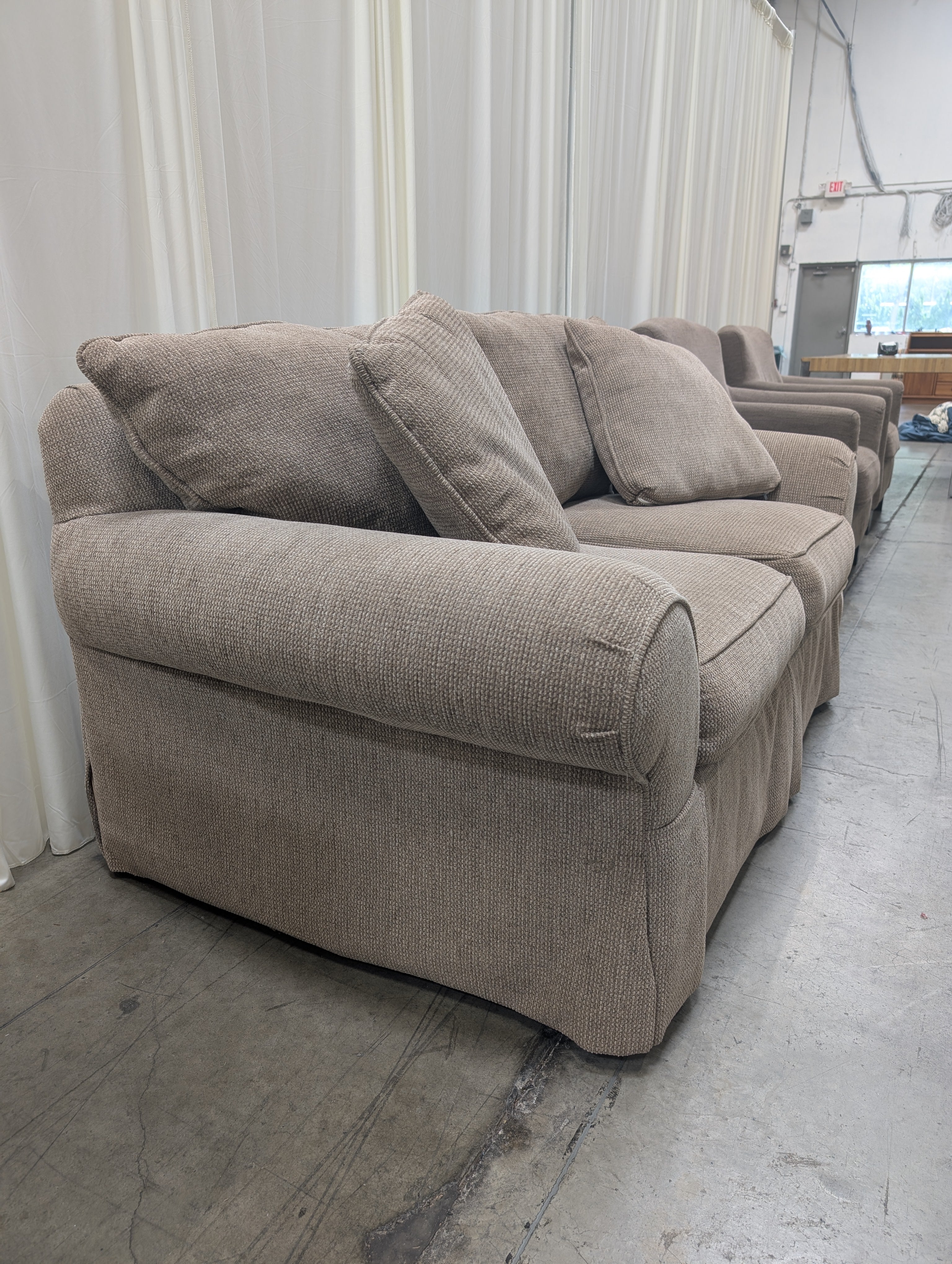Sealy Furniture Woven Fabric Loveseat with Accent Pillows