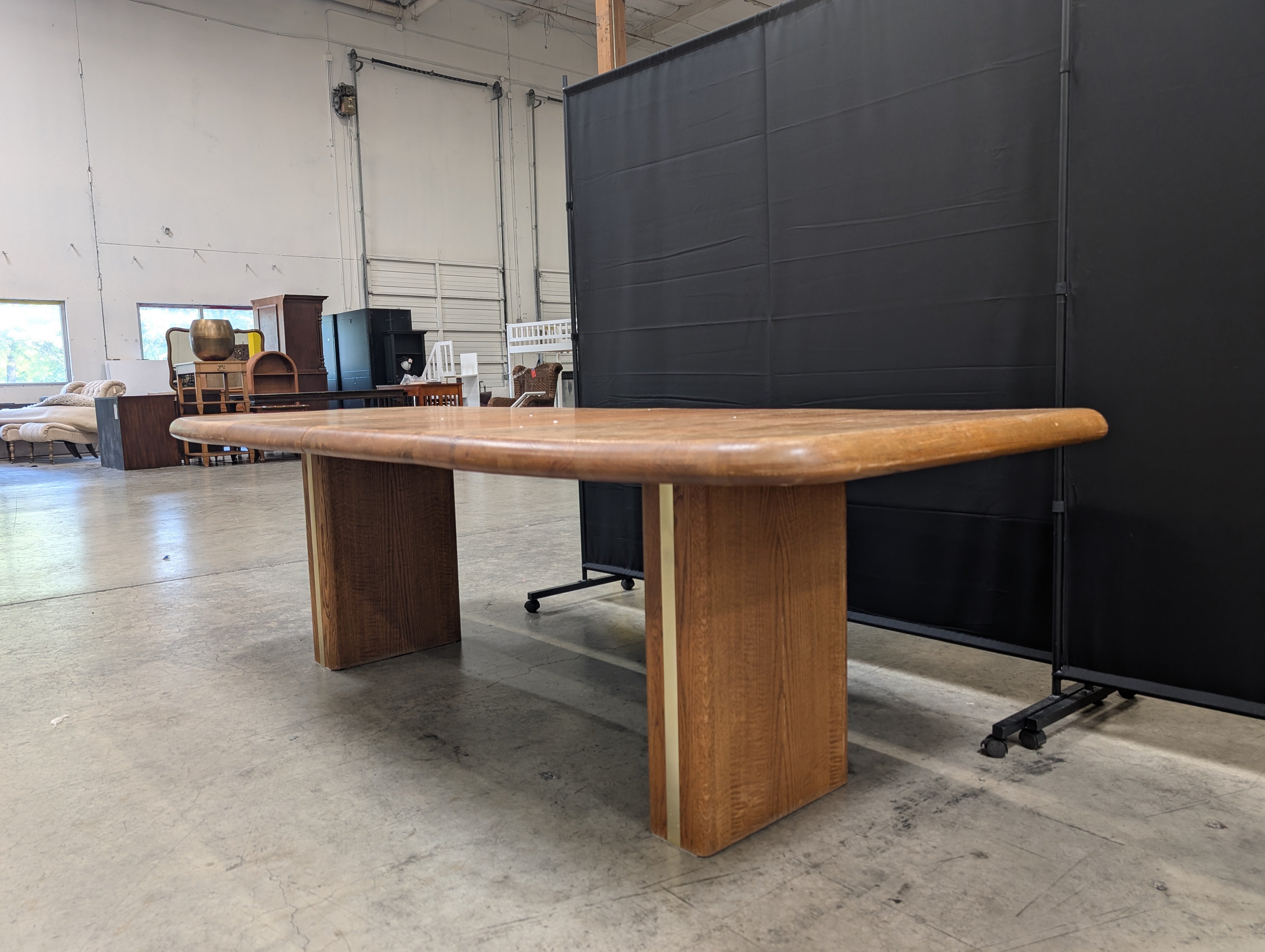 Vintage Rounded Pedestal Dining Table in Oak Wood