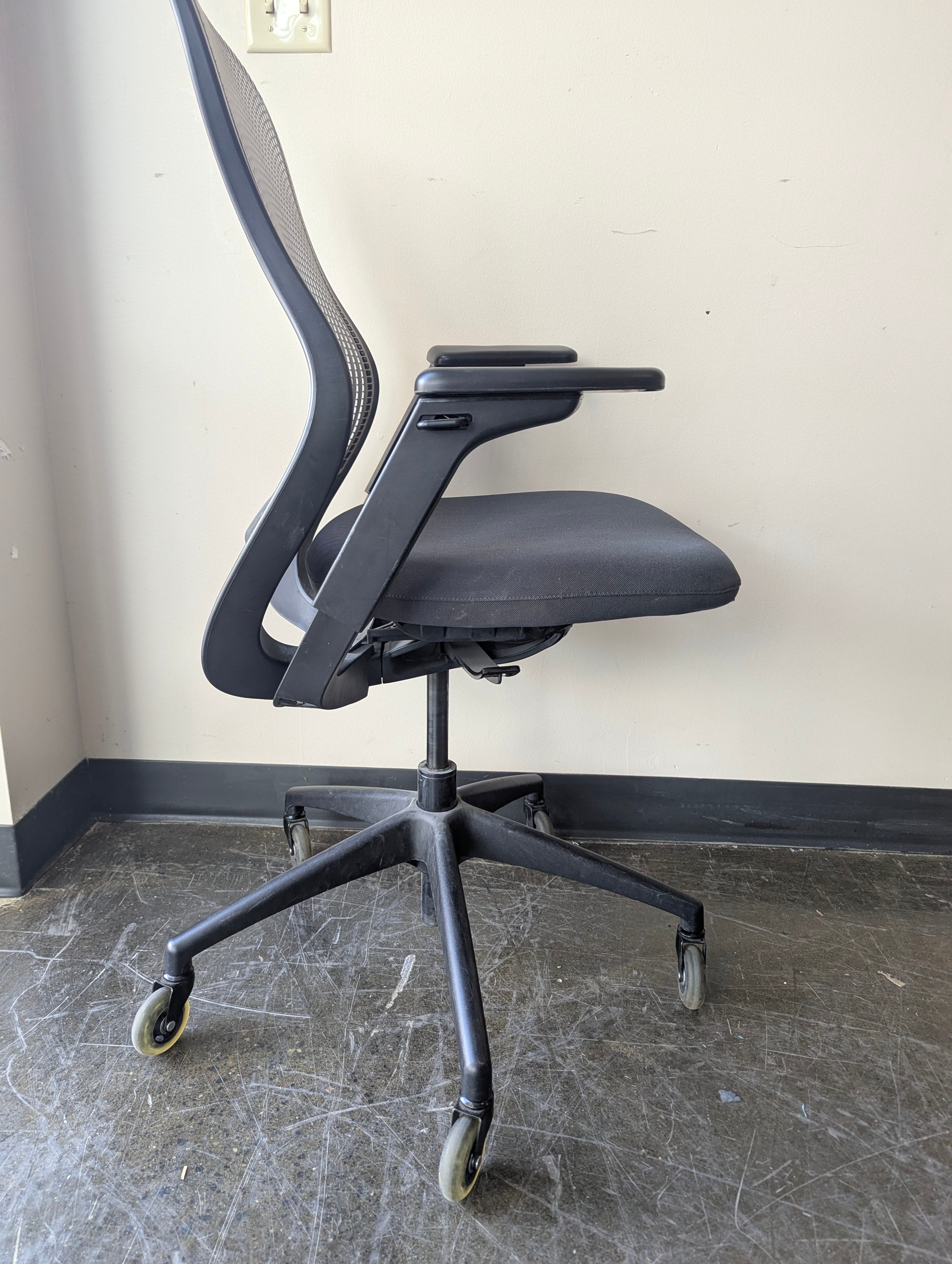 Modern Ergonomic Office Chair with Mesh Back