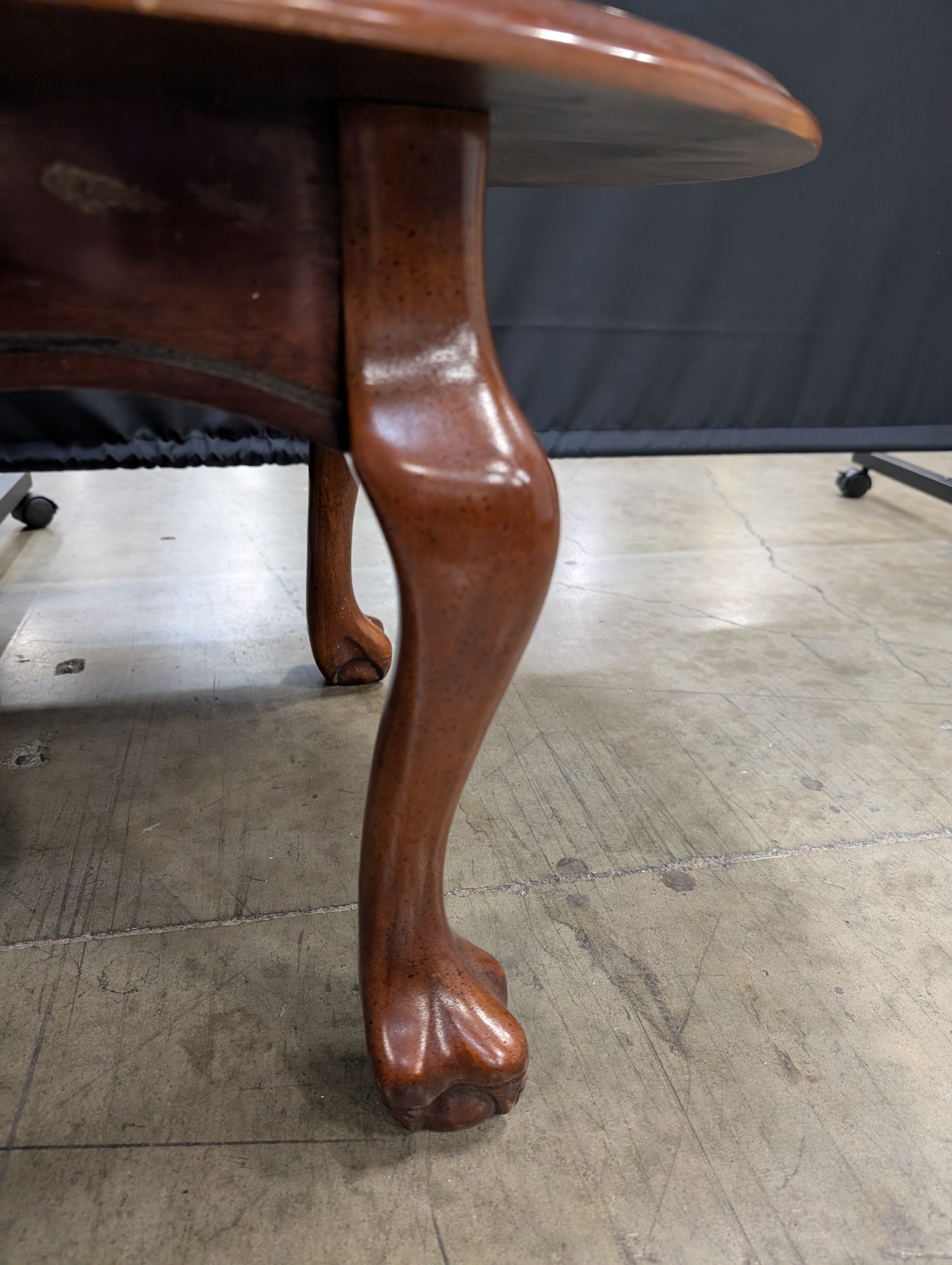 Rich Cherry Wood Oval Coffee Table with Curved Legs