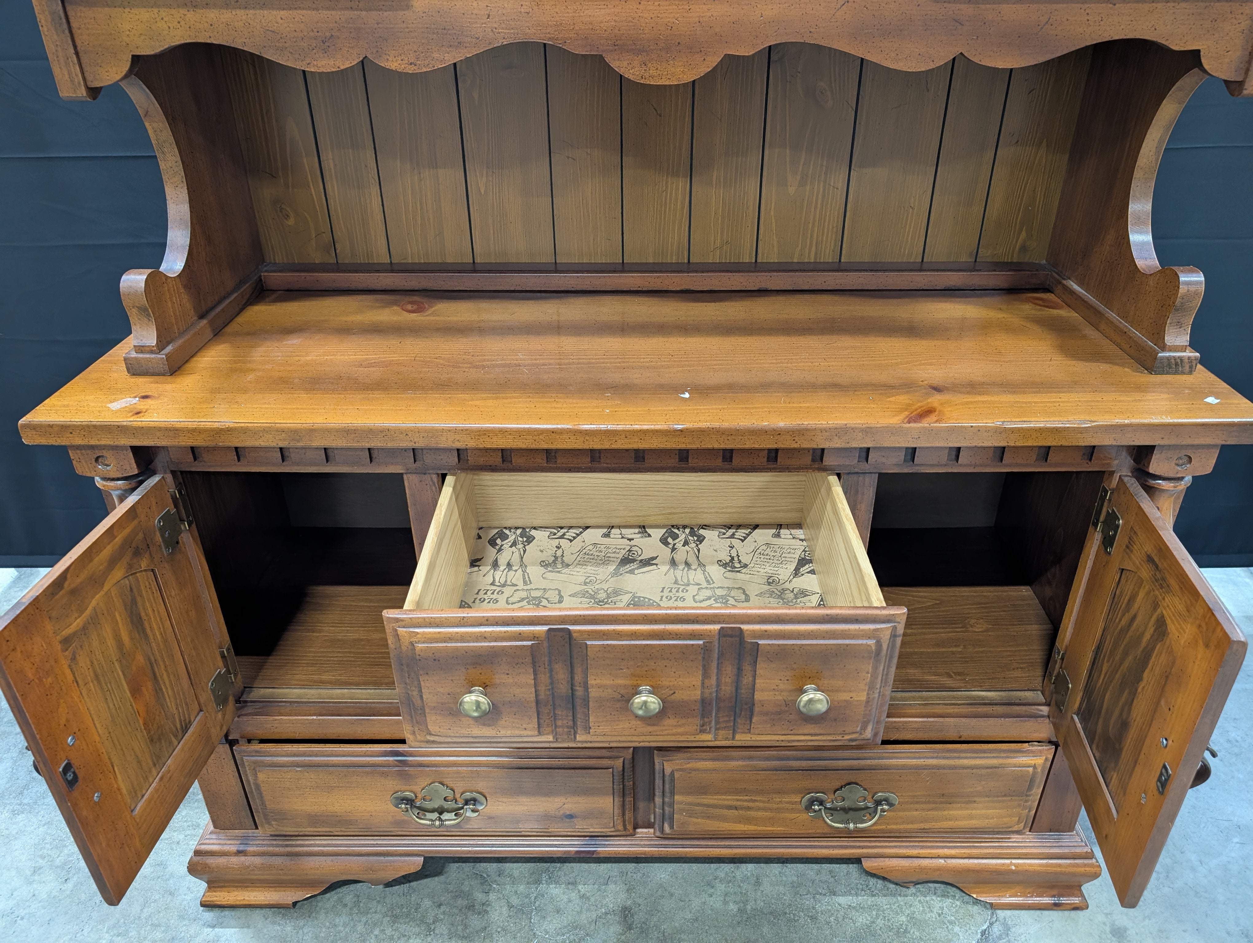 Traditional Wooden China Cabinet Hutch with Glass Lattice Doors