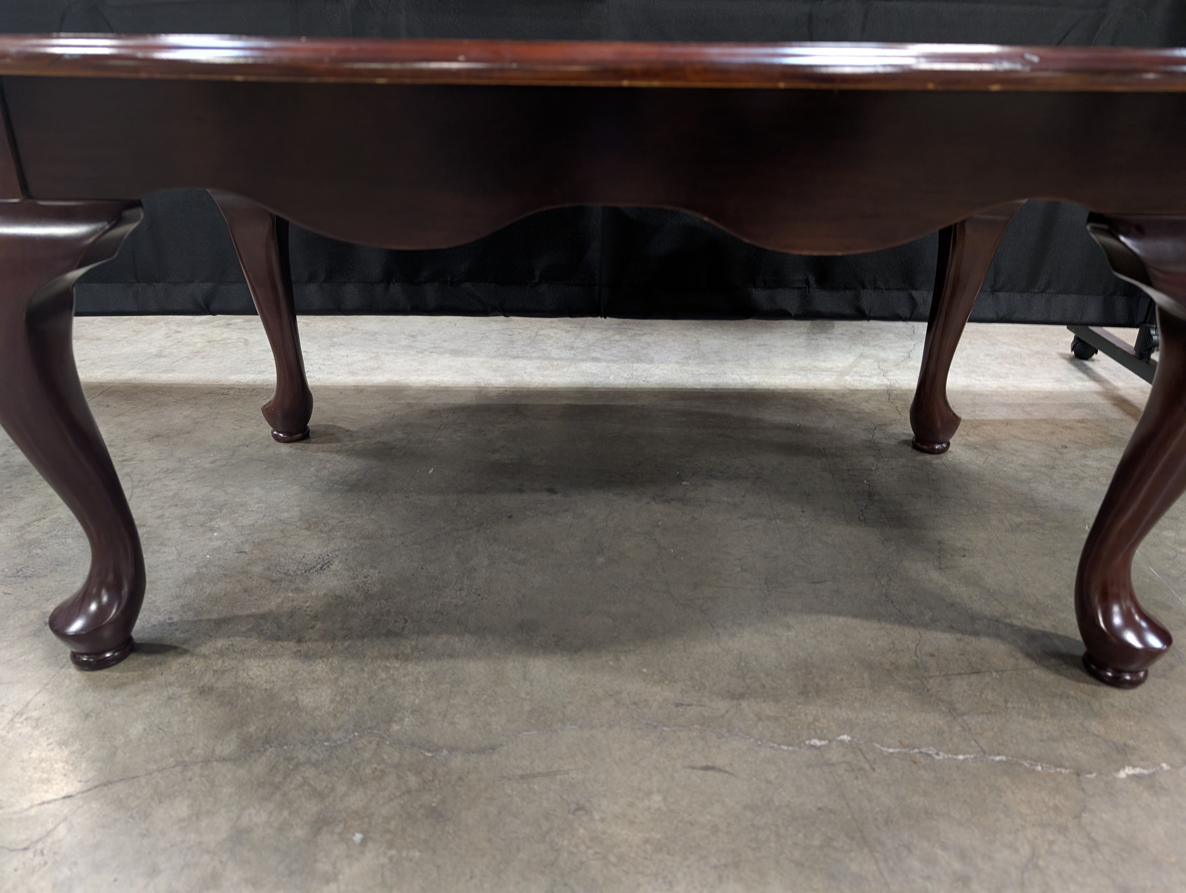 Traditional Oval Wood Pedestal Accent Table