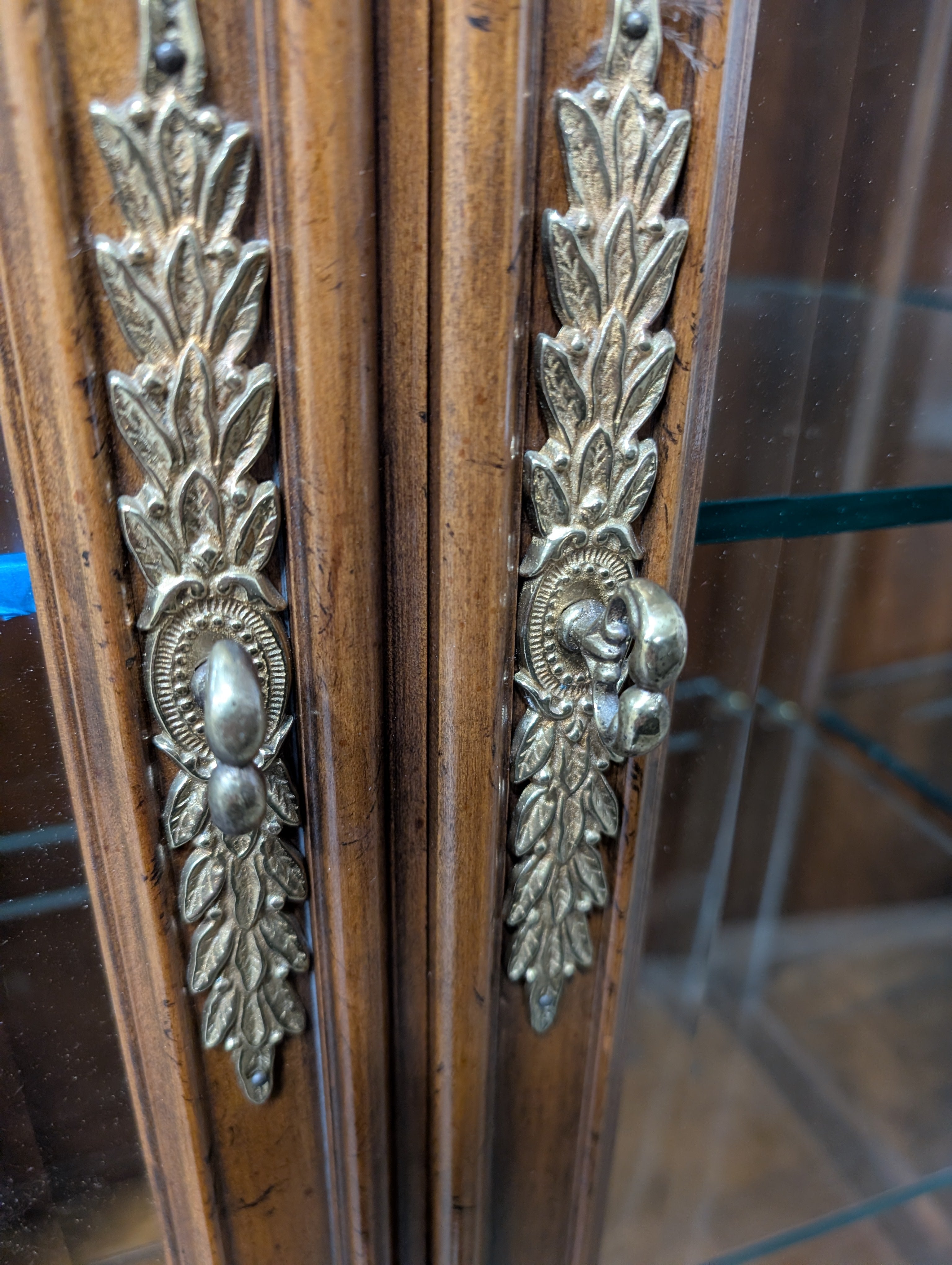 DREXEL Hardwood Curio Cabinet - Excellent Condition