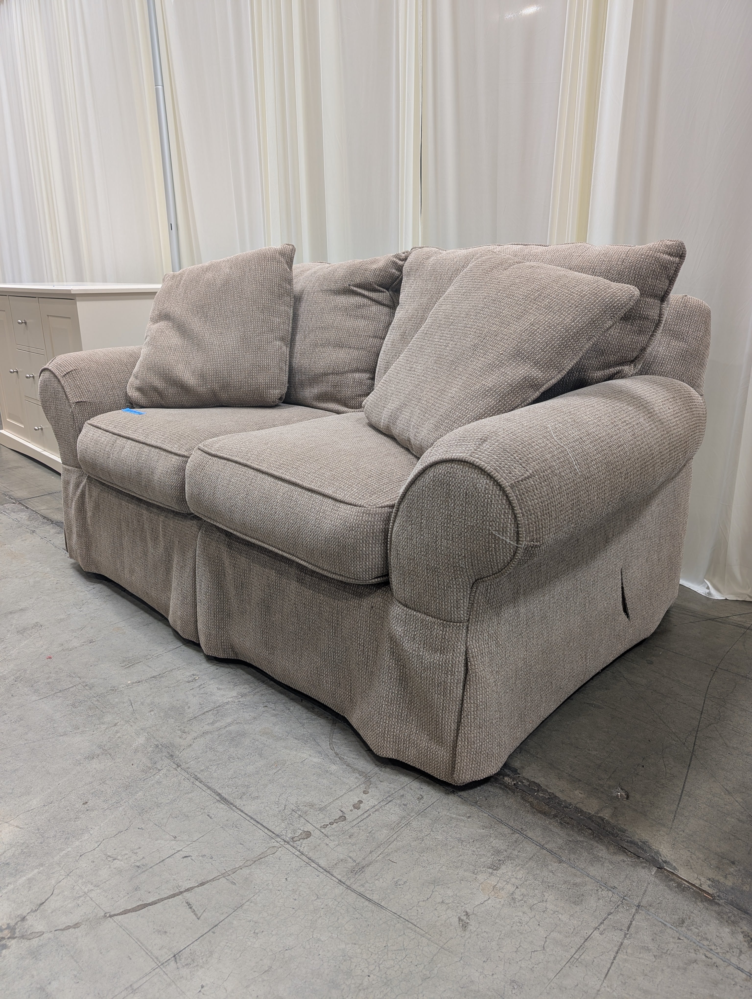 Sealy Furniture Woven Fabric Loveseat with Accent Pillows