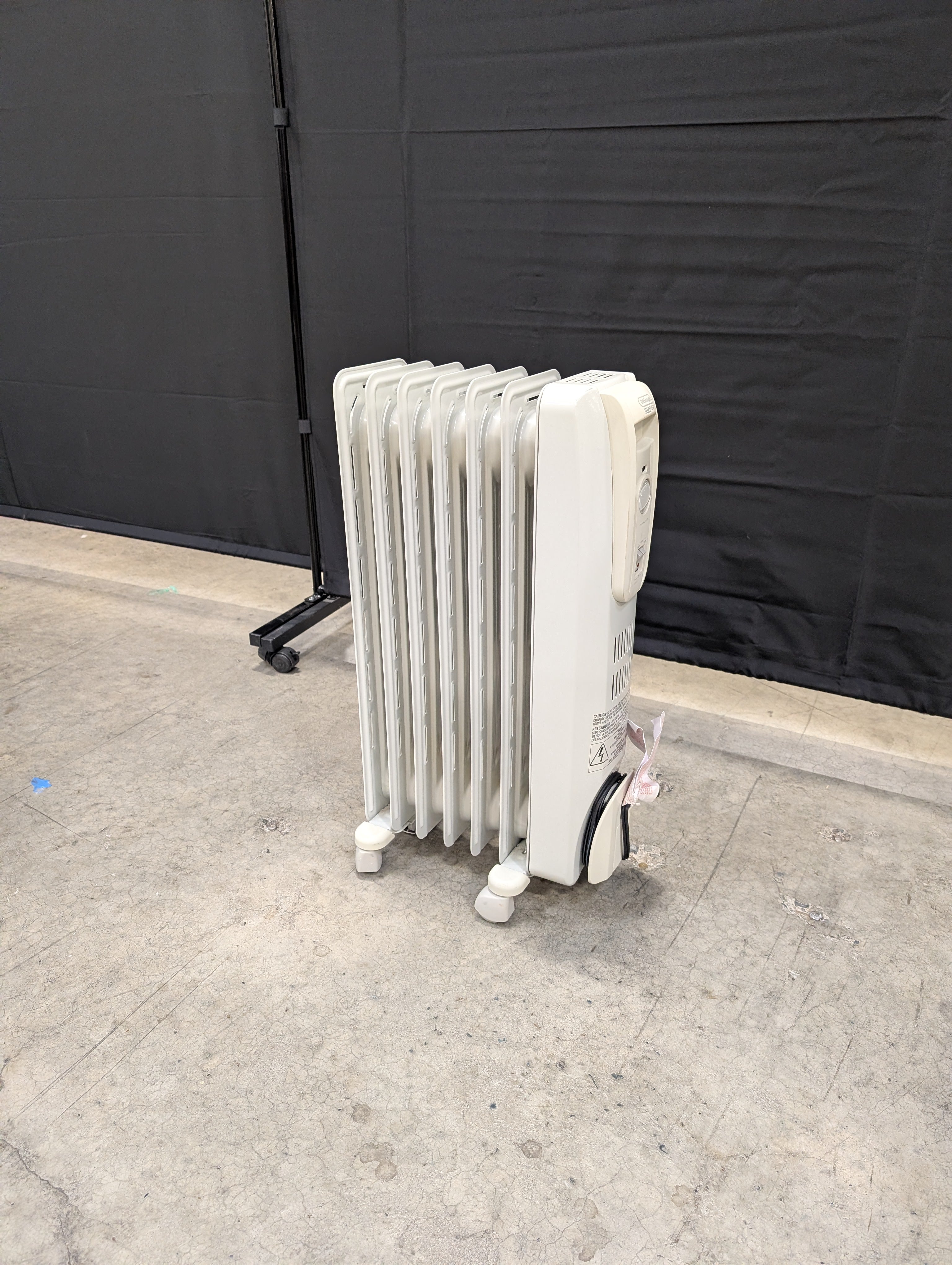 DeLonghi SAFEHEAT Portable Oil-Filled Radiator Heater with Thermostat Control