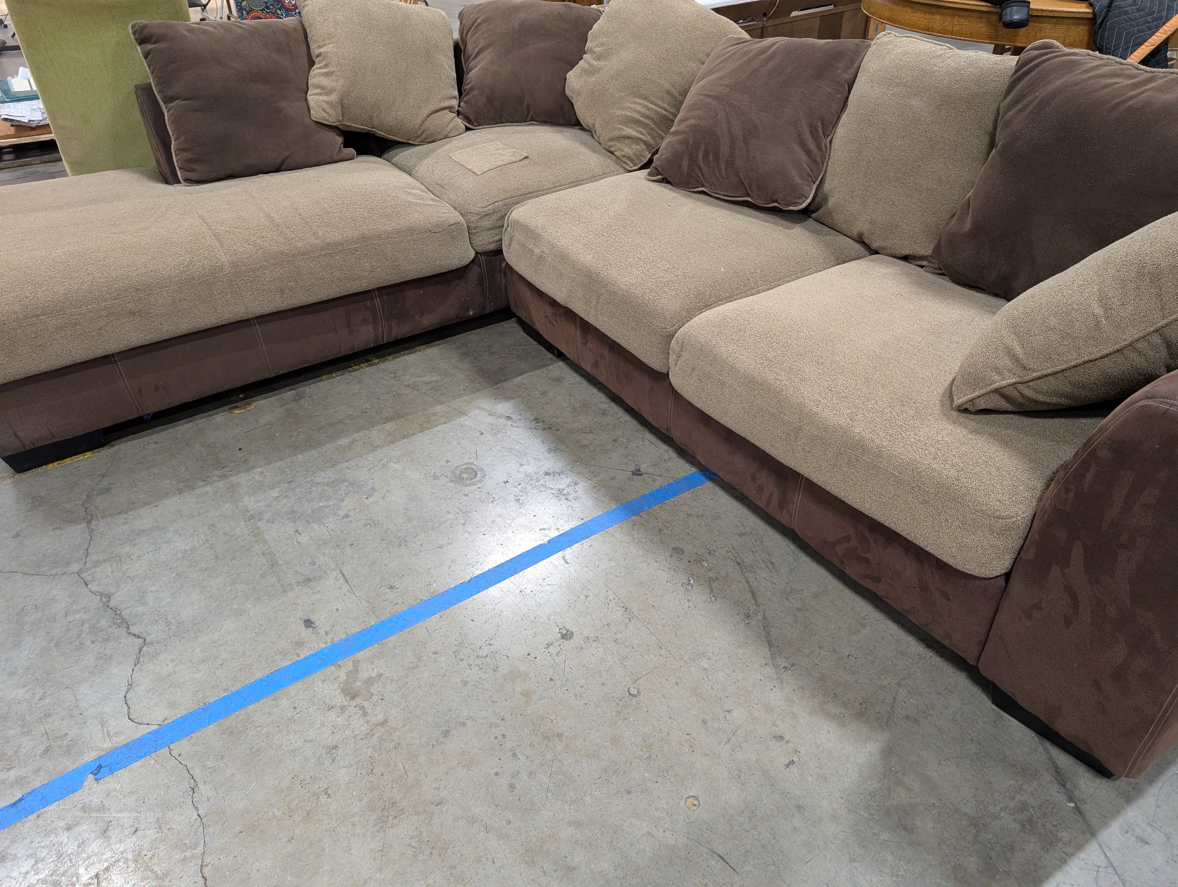 Warehouse sale - Spacious Brown Upholstered L-Shaped Sectional Sofa with Chaise