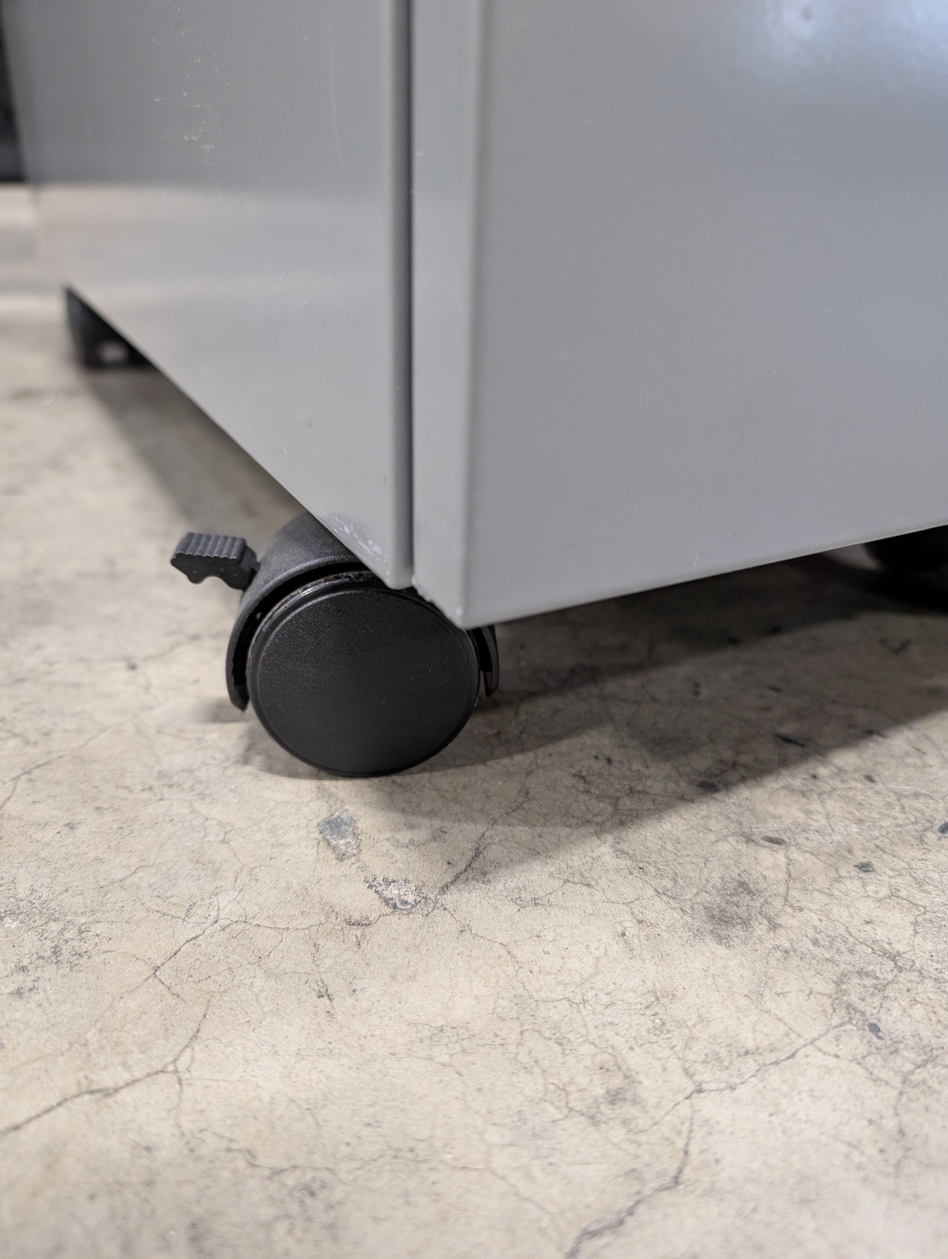 Metal 2-drawer mobile filing cabinet