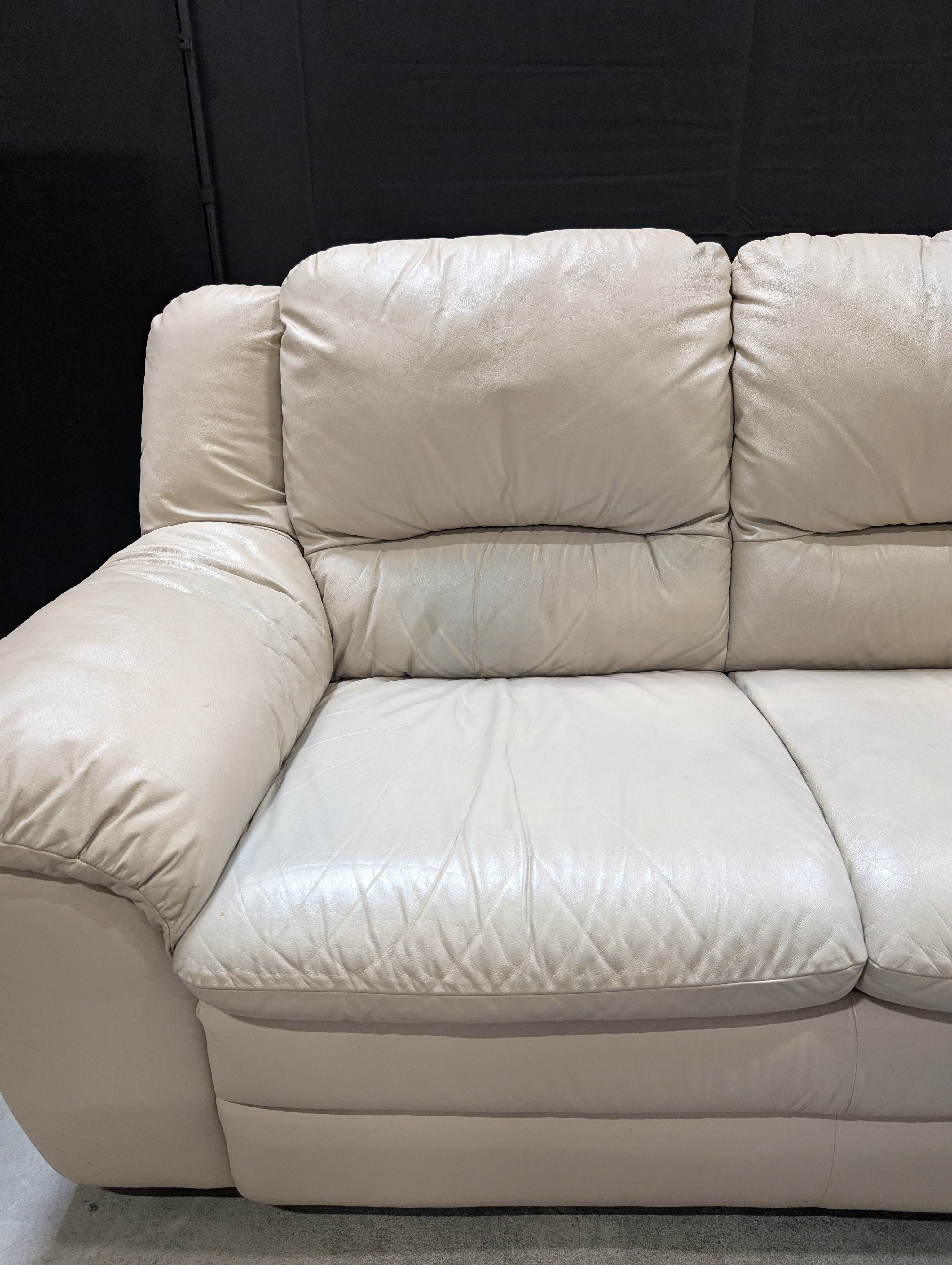Spacious Three-Seater Sofa with Rolled Arms