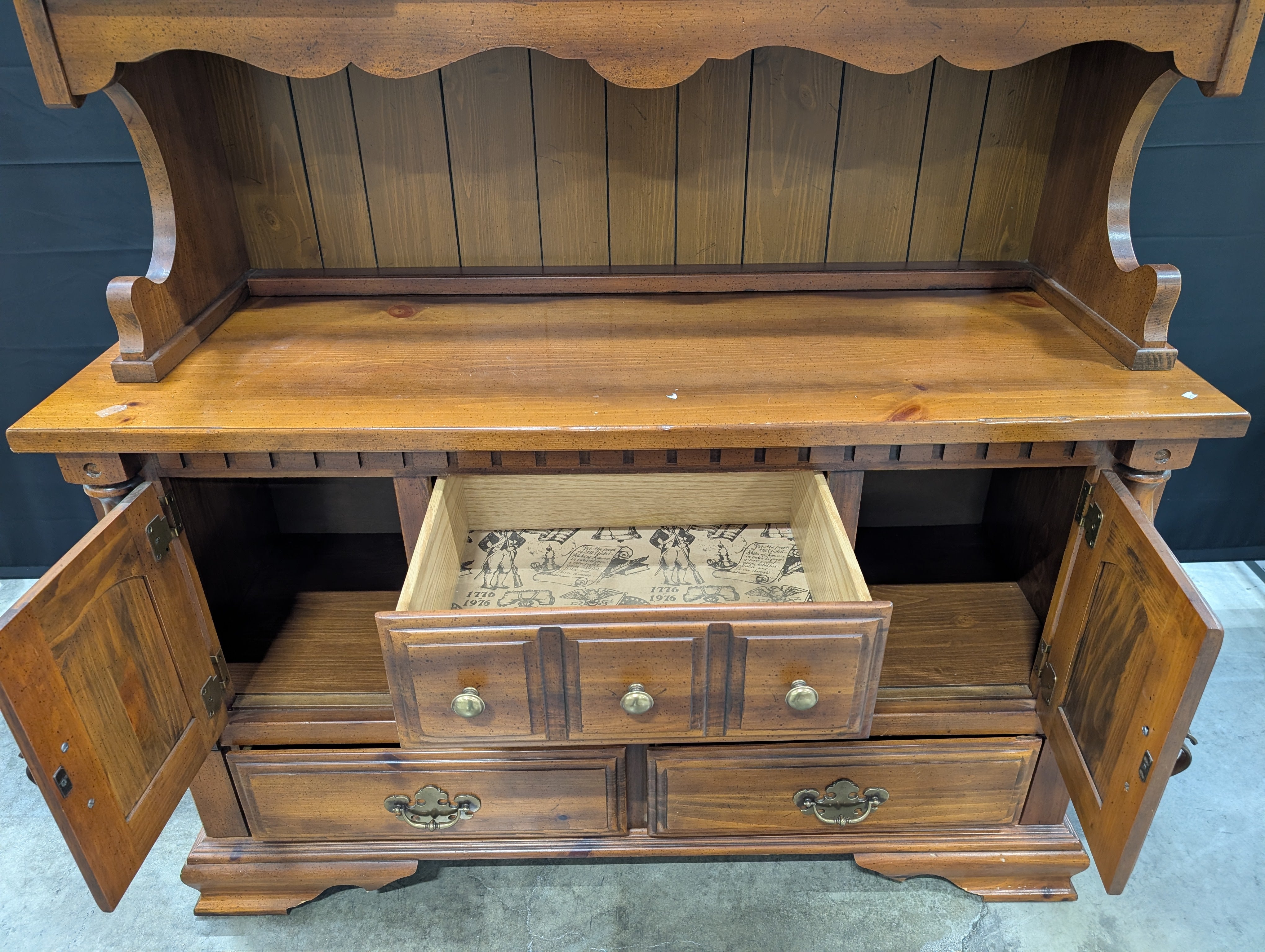 Traditional Wooden China Cabinet Hutch with Glass Lattice Doors