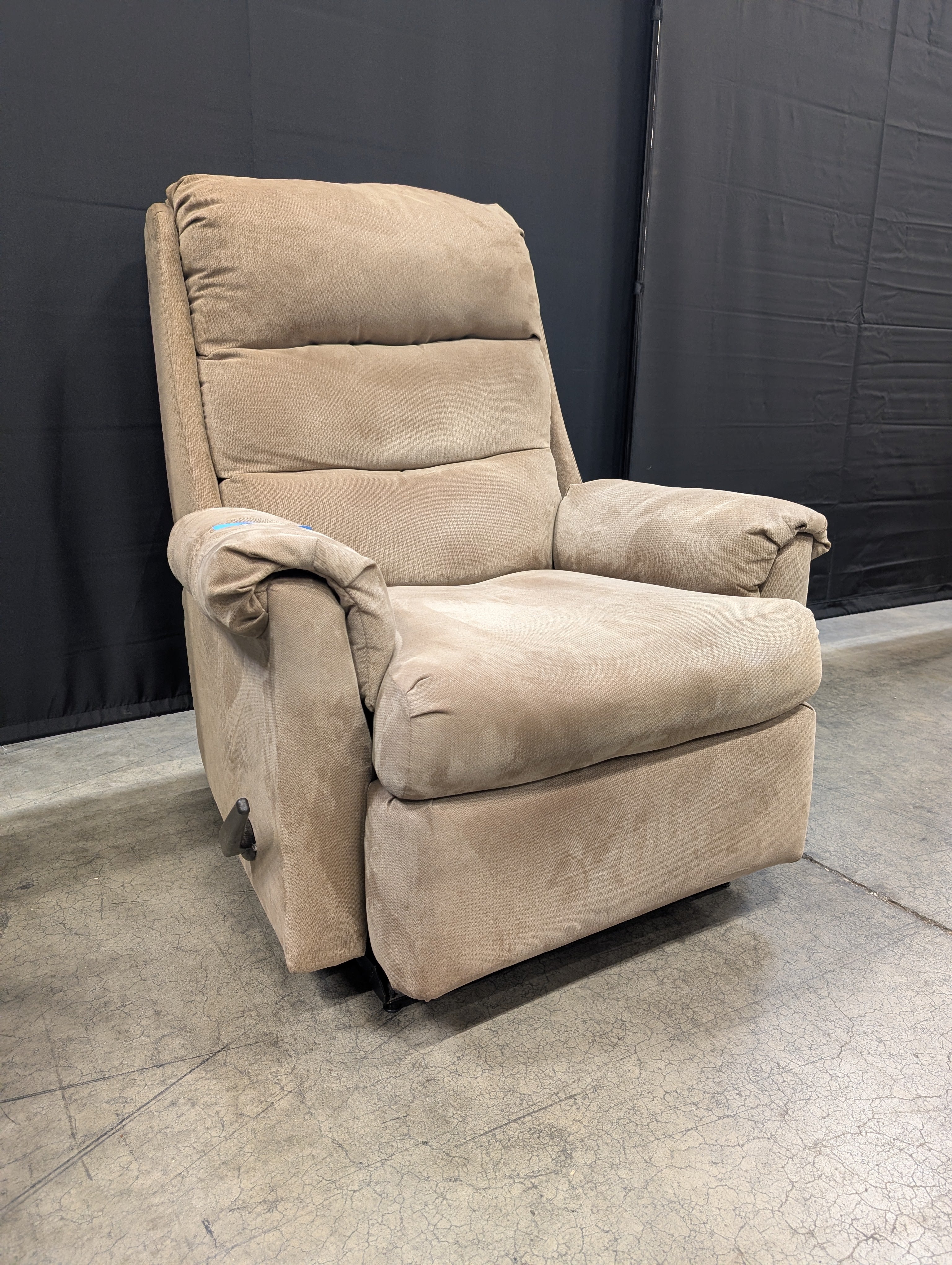 Lane Furniture Ind. Tan Reclining Armchair