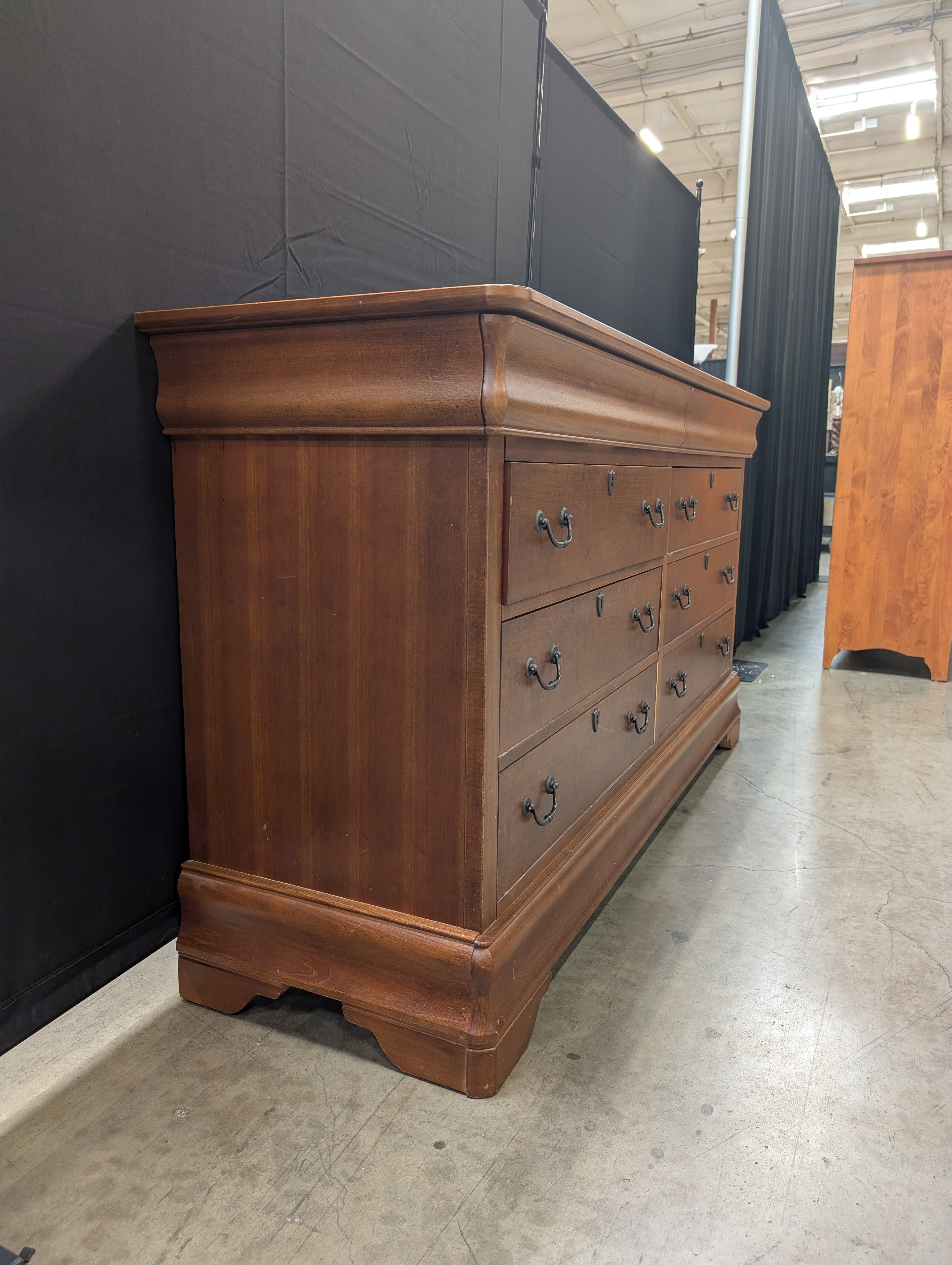 Bassett Traditional Eight-Drawer Wooden Dresser