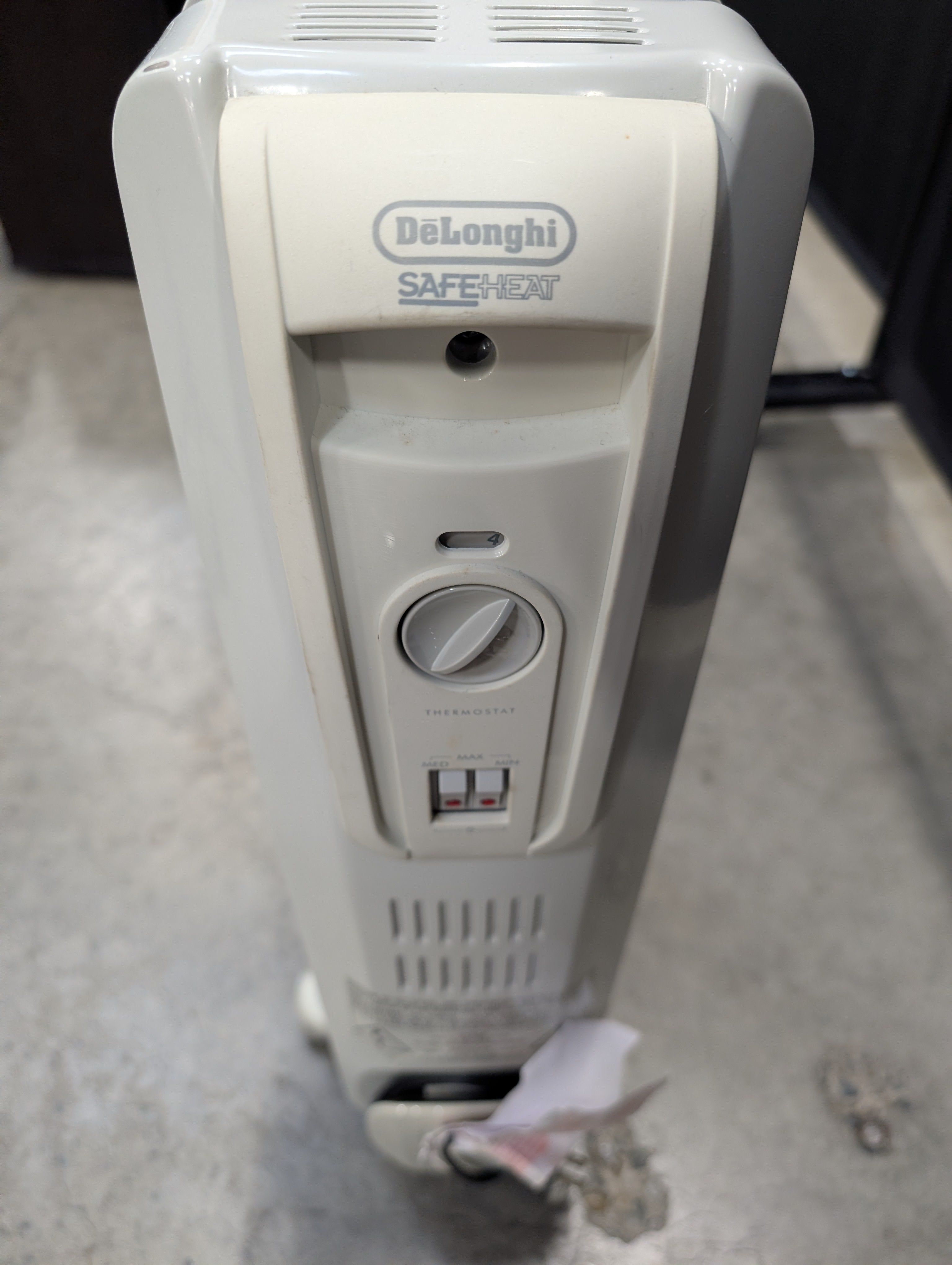 DeLonghi SAFEHEAT Portable Oil-Filled Radiator Heater with Thermostat Control