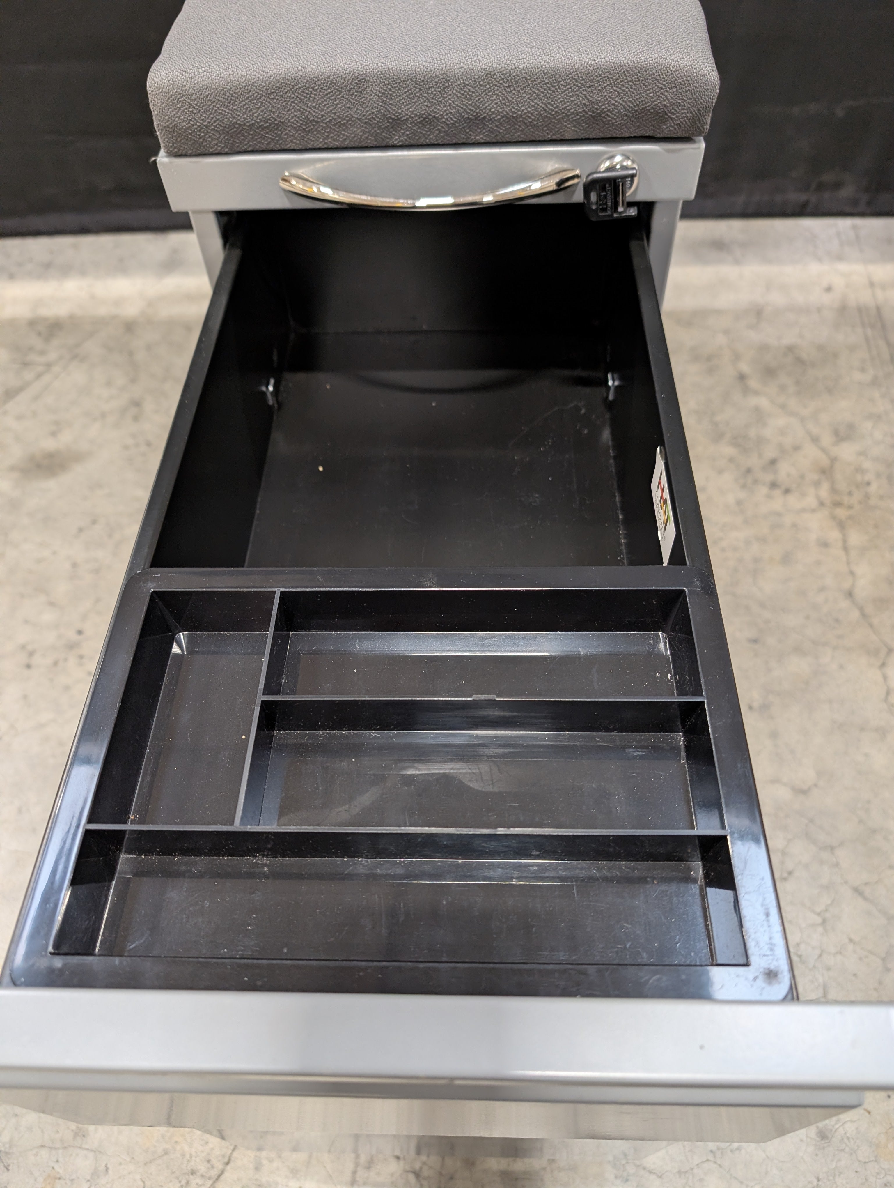 Metal 2-drawer mobile filing cabinet